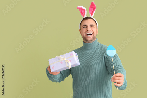 Happy young man in bunny ea...