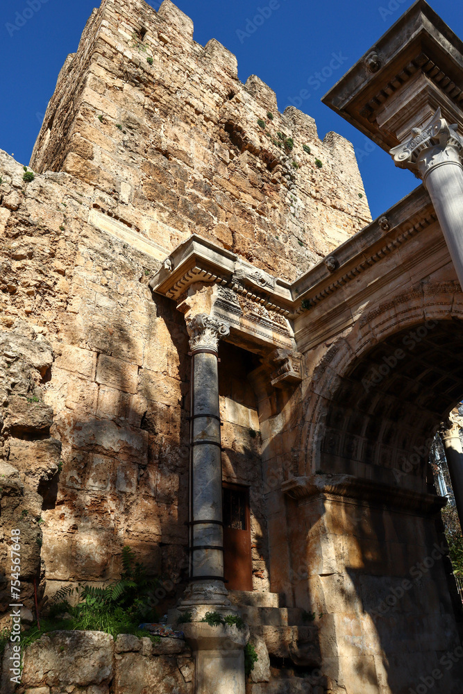 Obraz premium Ancient Roman ruins, columns and ornament