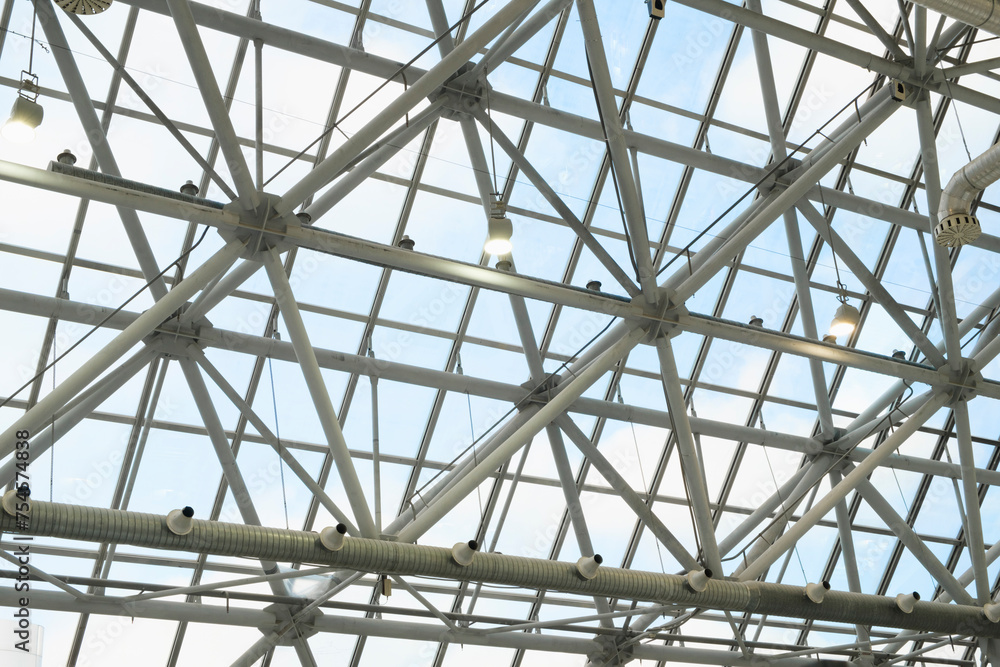 clear glass roof can see through the sky. large round steel structure Beautiful geometric shapes and interlaced lines make it possible to provide natural light cost-effectively