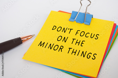 Obraz na plátne Don't Focus on the minor things text on yellow notepad
