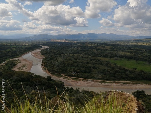 rio junto a majestuosa montaña photo