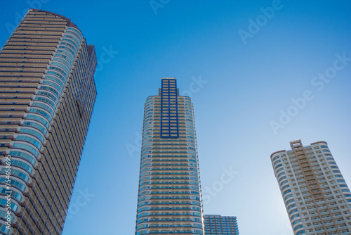 青空と、関東の川崎市武蔵小杉のタワーマンション群とオフィスビルの街並み © kyon