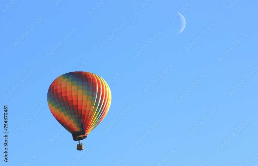 Fototapeta premium hot air balloon and moon
