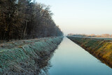 Melioracja rzeki wczesną wiosną duży stan wody