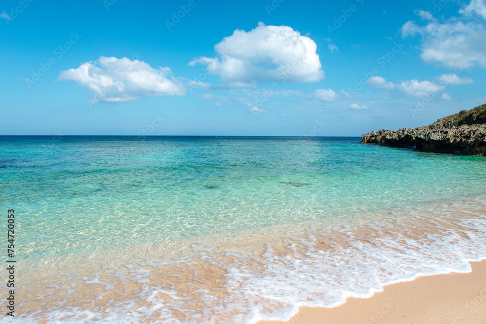 美しいビーチ。白い砂浜と青い海。夏のバカンスのコンセプト。
