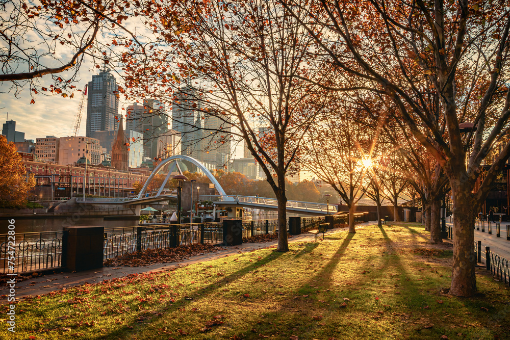 Naklejka premium The sunrise view of the Melbourne City and the Yarra River in the autumn