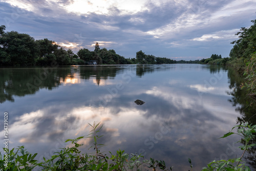 Fototapeta Naklejka Na Ścianę i Meble -  荒川の川面に映る夕方の空
