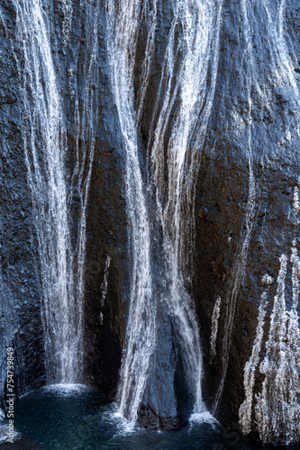 岩を流れ落ちる奥久慈袋田の滝