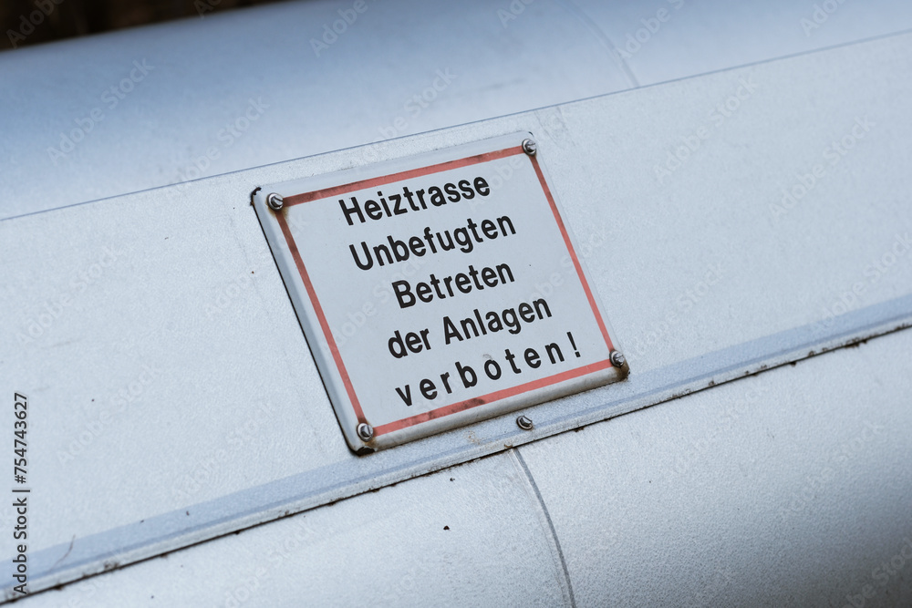 Rohrleitungen zur Fernwärmeversorgung mit Schild Rohrleitungen zur Fernwärmeversorgung mit Schild