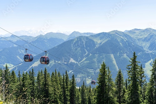 Kohlmaisbahn Saalbach - Hinterglemm mit einem fantastischen Panorama der österreichischen Alpen im Hintergrund. 