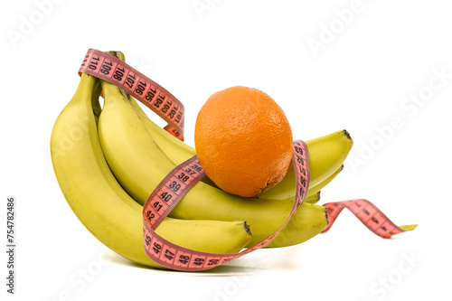 Owoce do koktajlu banan i pomarańcza owinięte miarą krawiecką, detoks organizmu