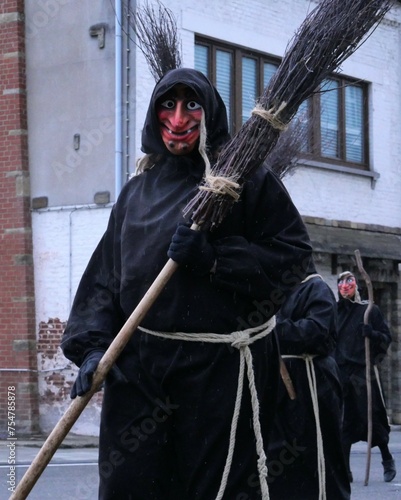 Sorcière ou macrale vêtue de noir lors d'un cortège carnavalesque dans le sud de la Belgique photo