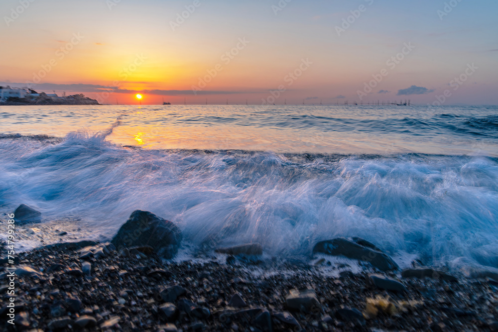 Fototapeta premium 日の出と波寄せる浜辺20240310-2