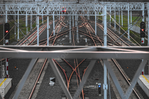 Trakcja kolejowa, tory kolejowe, linia kolejowa pkp w Warszawie. Czerwone światło semafora dla kolei SKM i kolei Mazowieckich. photo