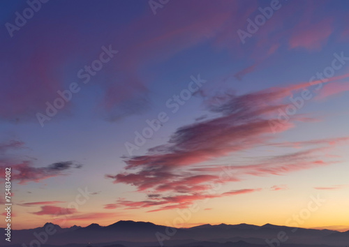 Nuvole rosse nel cielo sopra le montagne nel tramonto dorato photo
