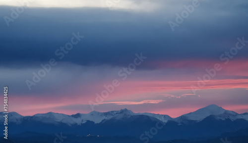 Tramonto rosa sopra le cime dei monti innevate