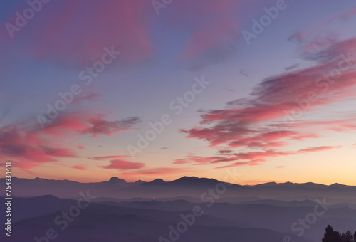 Nuvole rosse nel cielo sopra le montagne nel tramonto dorato