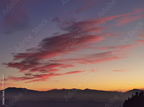 Nuvole rosse nel cielo sopra le montagne nel tramonto dorato © GjGj