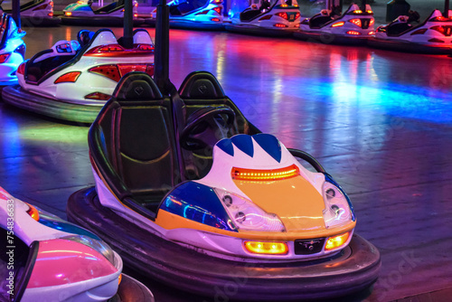 Coche de choque por delante con luces encendidas, en el parque de atracciones por la noche