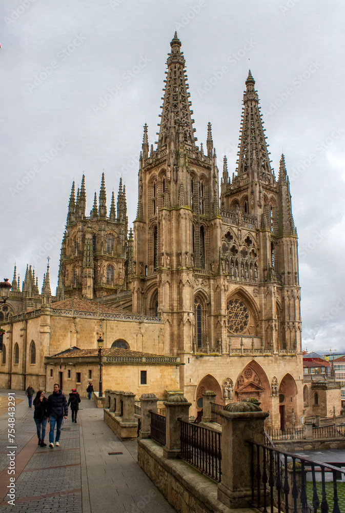 Catedral gótica de Burgos, Castilla-León, España con cielo nublado