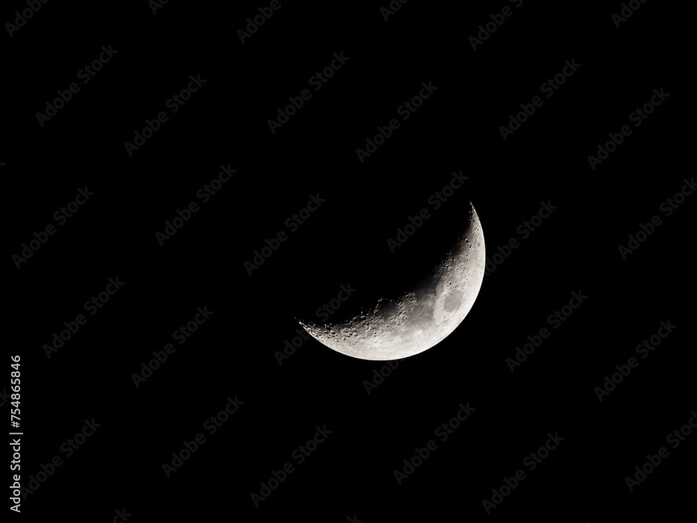 Luna en cuarto creciente sobre fondo negro Luna en cuarto creciente sobre fondo negro