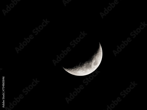 Luna en cuarto creciente sobre fondo negro