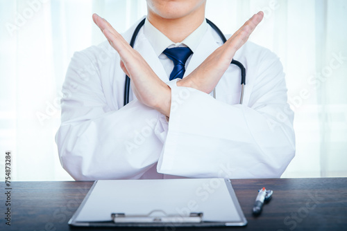 Φωτογραφία doctor in office NG