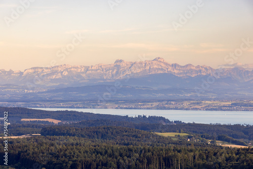 Blick vom Aussichtsturm Hohenbodman bei Owingen auf den Bodensee und die Alpen © Christian Schwier