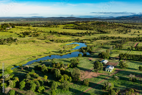 Vue aérienne d'un paysage de la campagne située à l'Ouest de la ville d'Ipswich (Queensland, Australie). Détails d'une mare sur fond de montagnes. Vue horizontale.