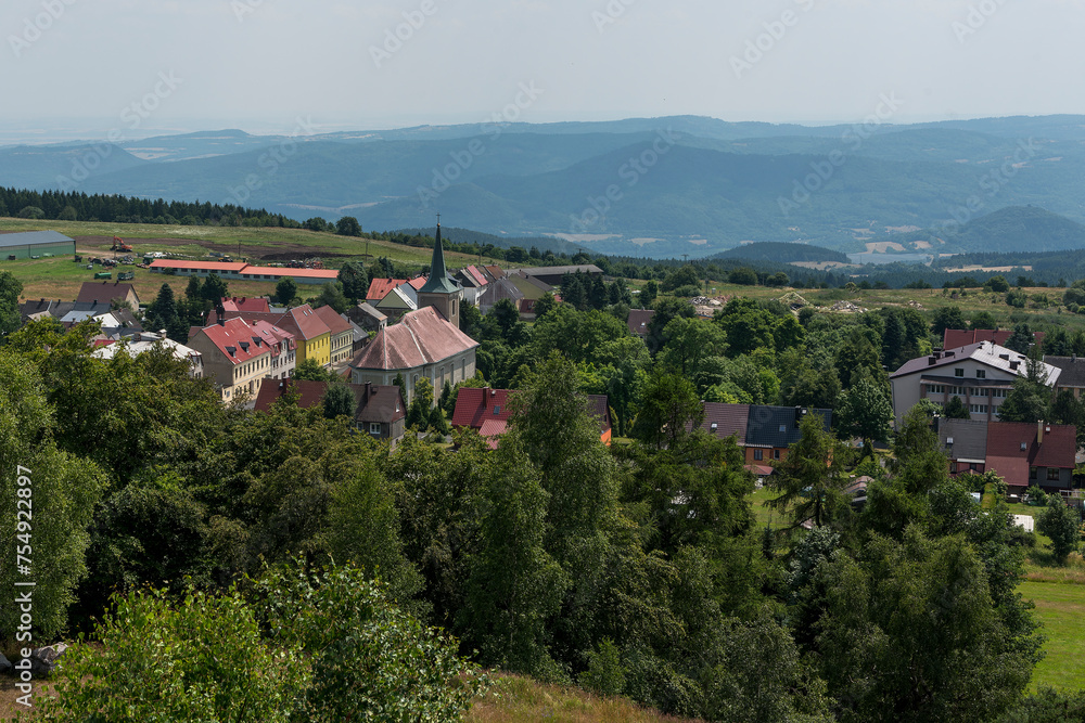Blick vom Mědník in südliche Richtung nach Böhmen auf die Stadt Bergstadt Měděnec	