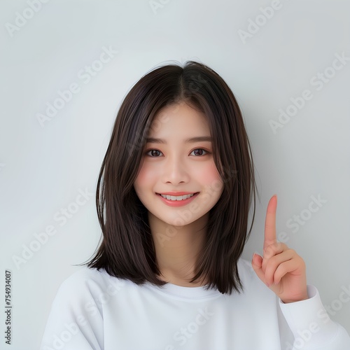 おすすめする笑顔のかわいい女性