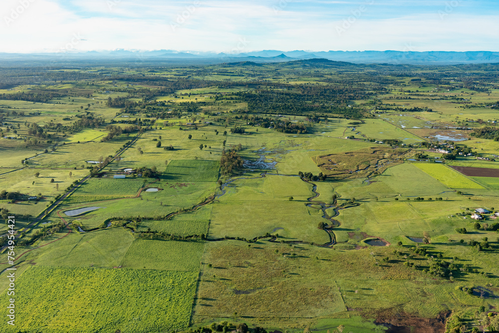 Vue aérienne d'un ruisseau qui serpente dans un paysage de la campagne située à l'Ouest de la ville d'Ipswich (Queensland, Australie)