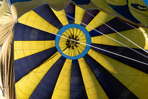 Vue intérieure d'une montgolfiere gonflée avec au son centre une porte circulaire qui peut s'ouvrir ou se fermer pour gérer le volume d'air.