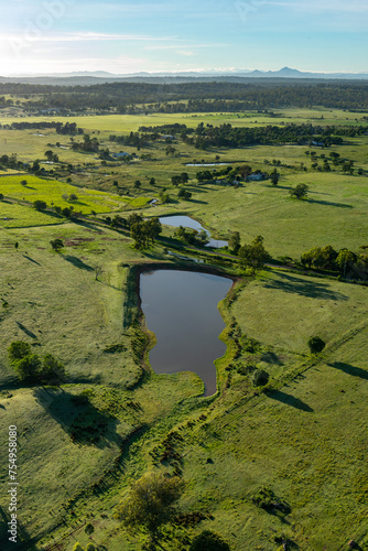 Vue aérienne d'un paysage de la campagne située à l'Ouest de la ville d'Ipswich (Queensland, Australie). Détails d'une mare. Vue verticale.