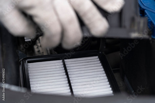 Replacing the air filter in the car engine. Air purifying filter. © Сергей Дудиков