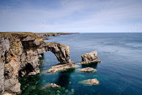 Küste mit Felsbogen, Felsentor in Grossbritannien, Wales