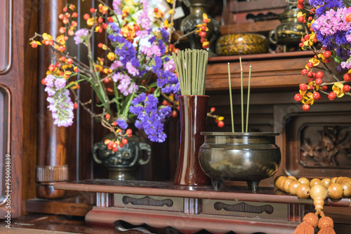 仏壇に置かれた香炉と線香　Incense burner on Butsudan (household Buddhist altar) in Japanese house