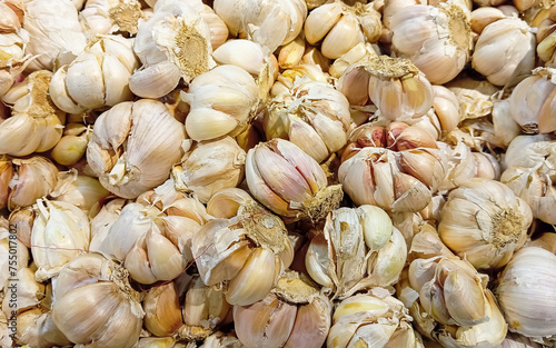 There are lots of garlic in supermarkets