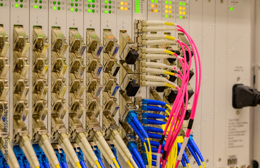 LWL Lichtwellen Netzwerkkabel an einem Switch angebunden