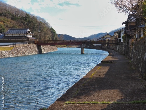 日本の古い文化的な町並みと川の見える風景 photo