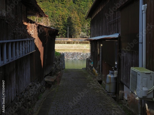 日本の田舎の古い文化的な町並みと川の見える風景 photo