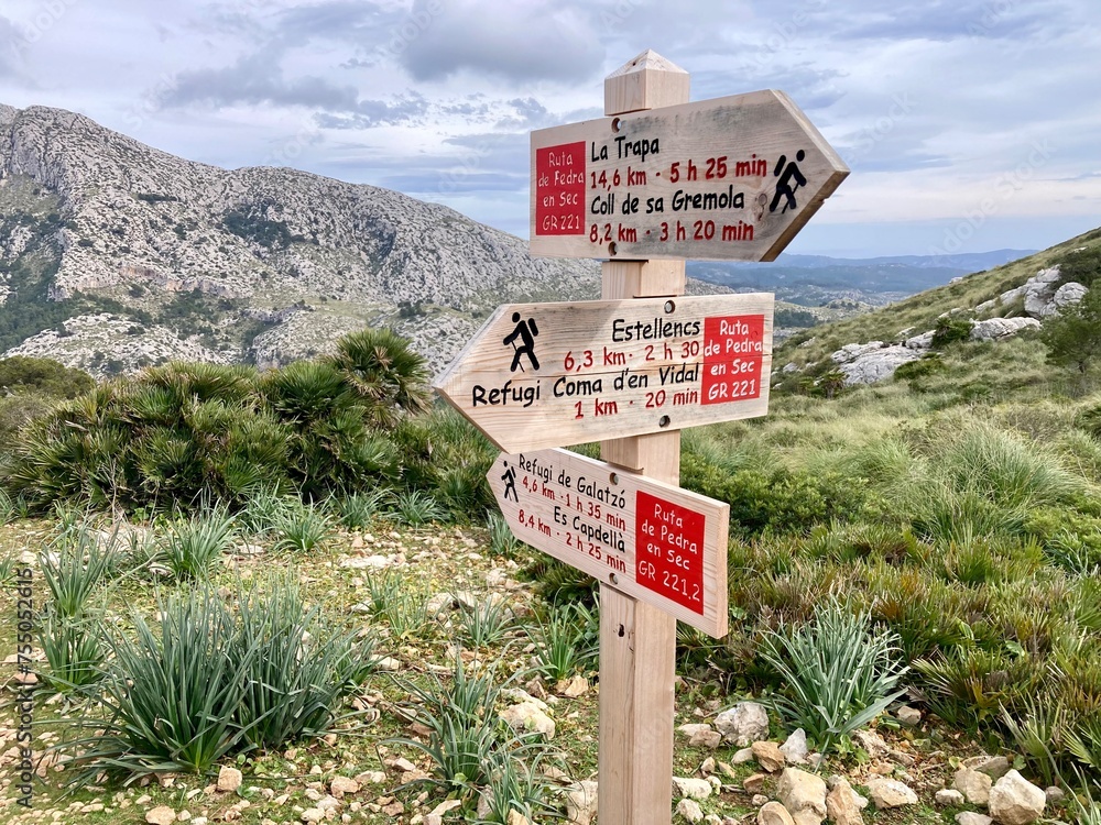 Wegweiser auf dem Fernwanderweg GR221 auf Mallorca