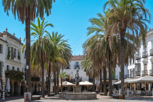 Vista de la hermosa plaza Grande ajardinada con palmeras en la histórica villa de Zafra, España