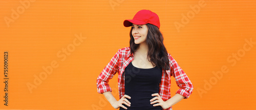 Canvas Print Summer portrait of happy smiling young woman posing in red baseball cap, casual