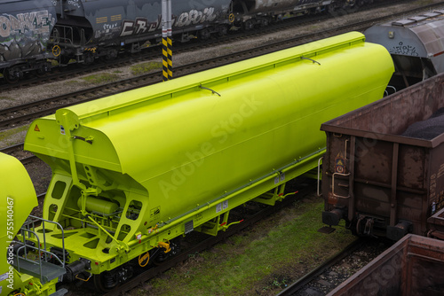 Fotografi Yellow grain hopper railcar for transport of grains, weather sensitive cargo and