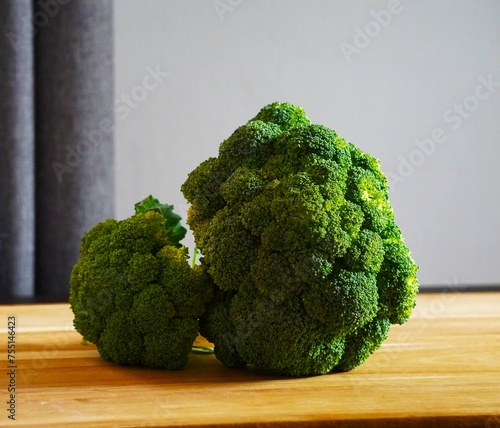 Brokuł leży na desce do krojenia. Ekologiczny brokuł gotowy do pokrojenia.