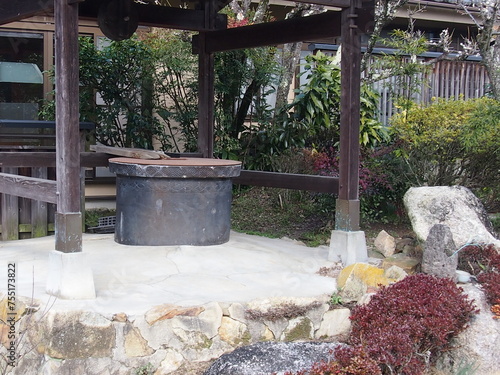 大正時代を偲ぶ井戸の東屋