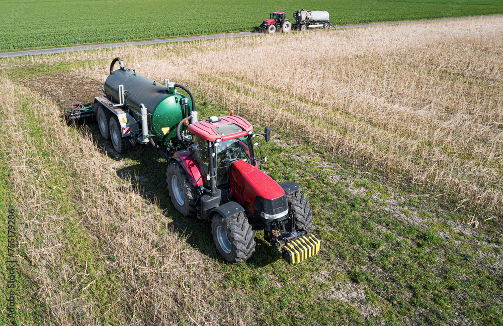 Obraz premium Ausbringung von Gärresten und Gülle einer Biogasanlage aufs Feld im Frühjahr