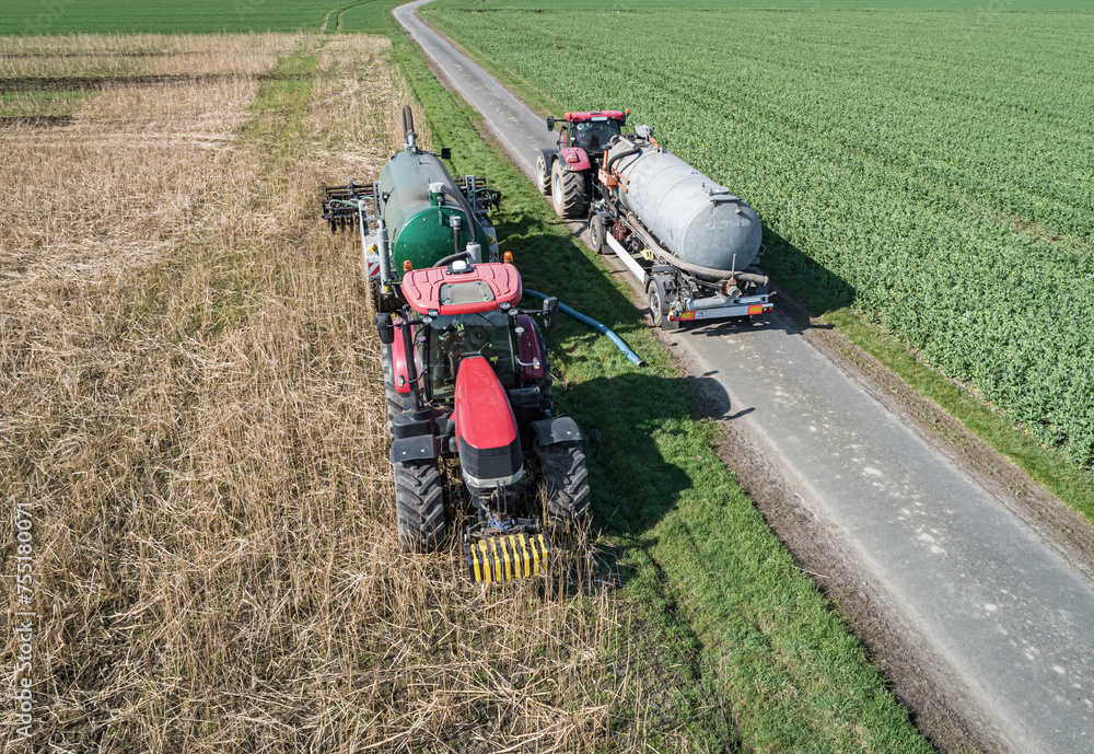 Gülleausbringung Umpumpen des Wirtschaftsdüngers von einem Transport
