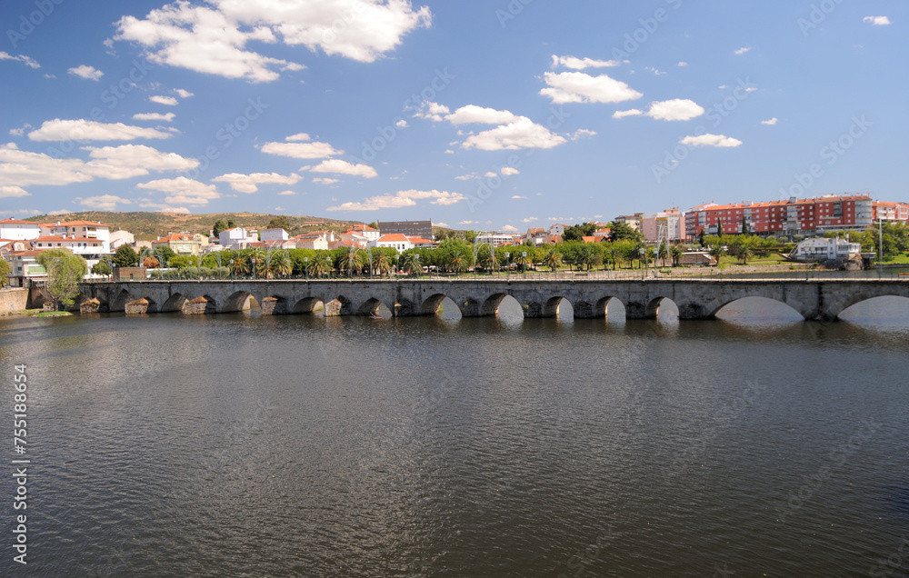 Obraz premium Ponte antiga no centro de cidade transmontana com o nome de Mirandela, rio Tua que atravessa a cidade